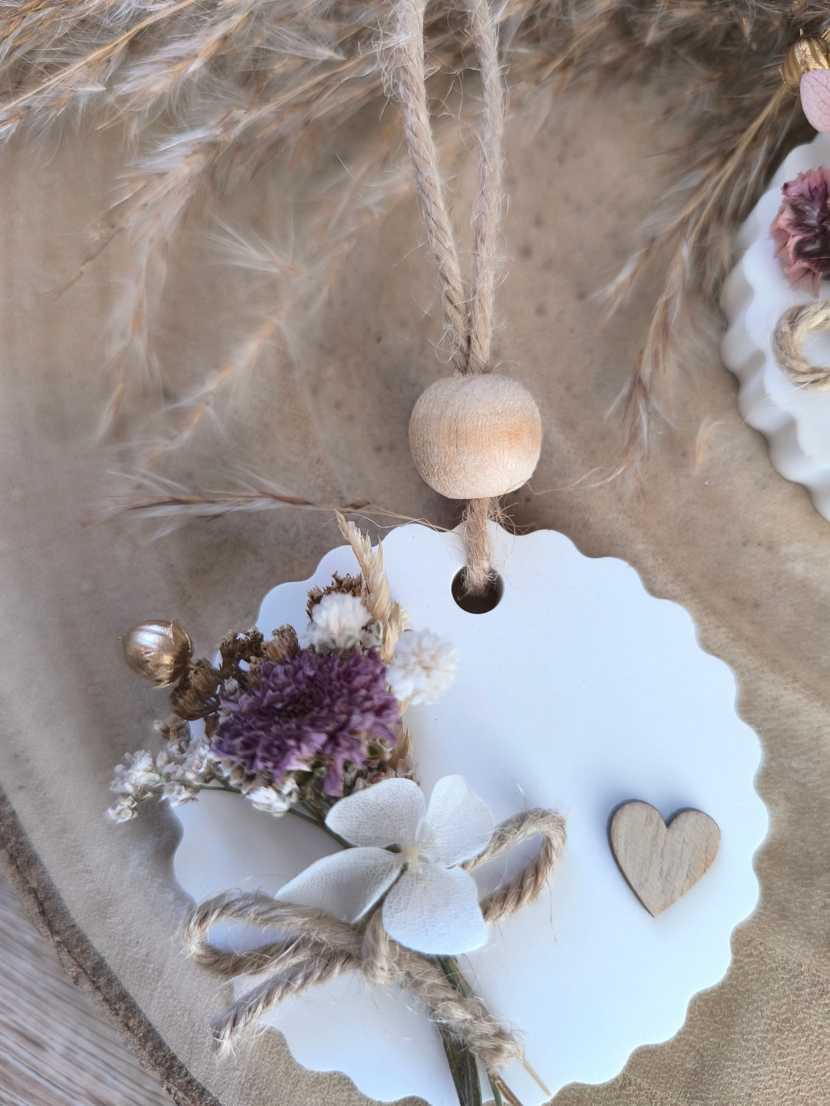 Médaillon rond coeur dentelé personnalisée en fleurs séchées