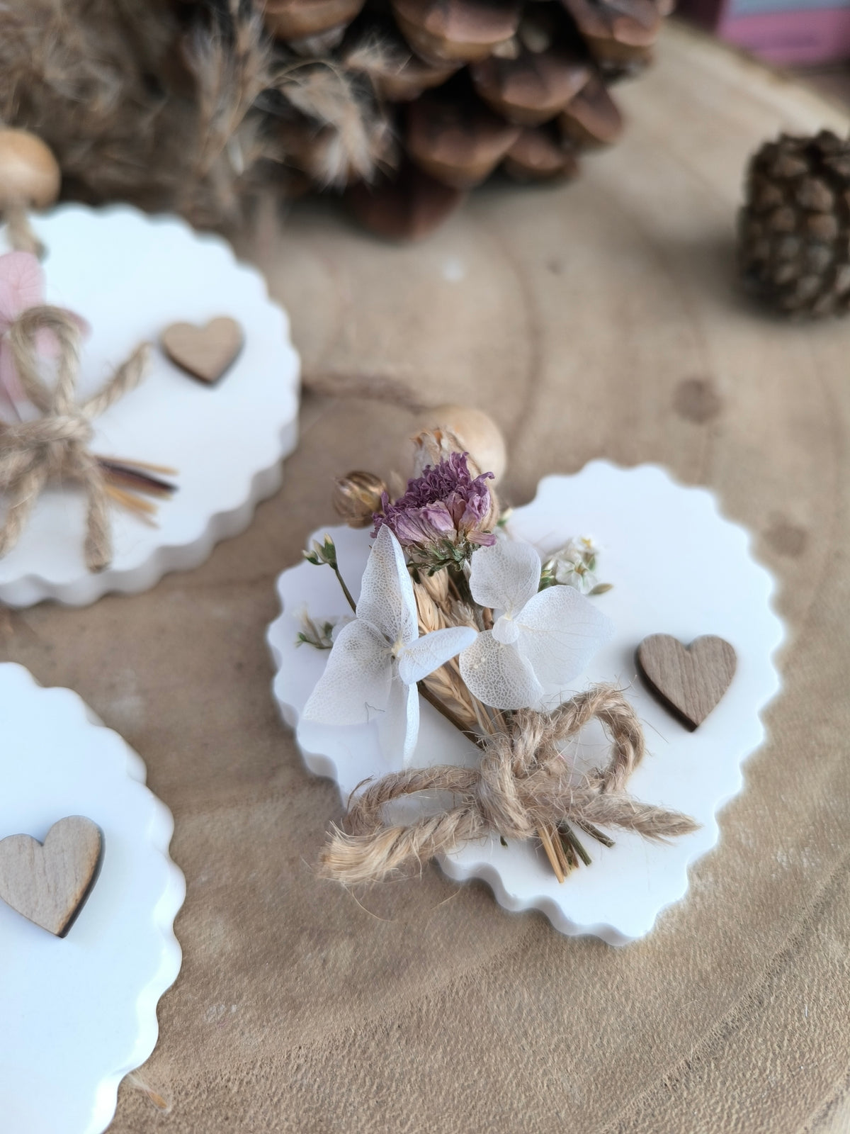 Médaillon rond coeur dentelé personnalisée en fleurs séchées