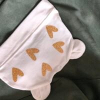 Bonnet de naissance bébé – coeurs dorées pailletés