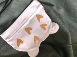 Bonnet de naissance bébé - coeurs dorées pailletés